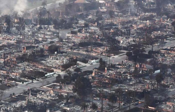 vu du ciel, le quartier de Pacific Palisades est complètement « brûlé »