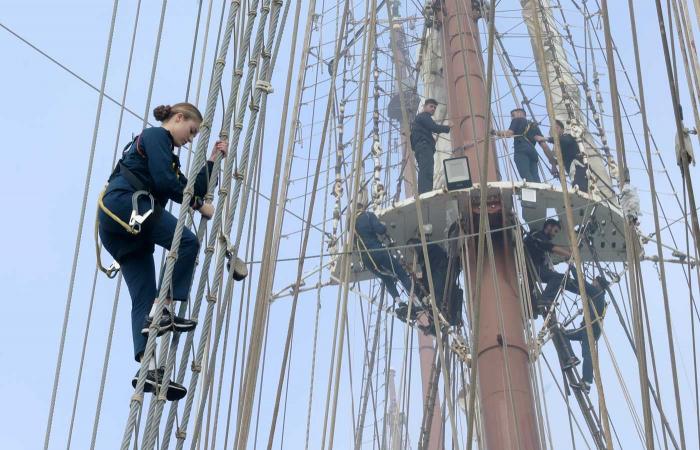 La princesse Leonor grimpe au sommet du mât du navire-école pendant sa période d’intégration