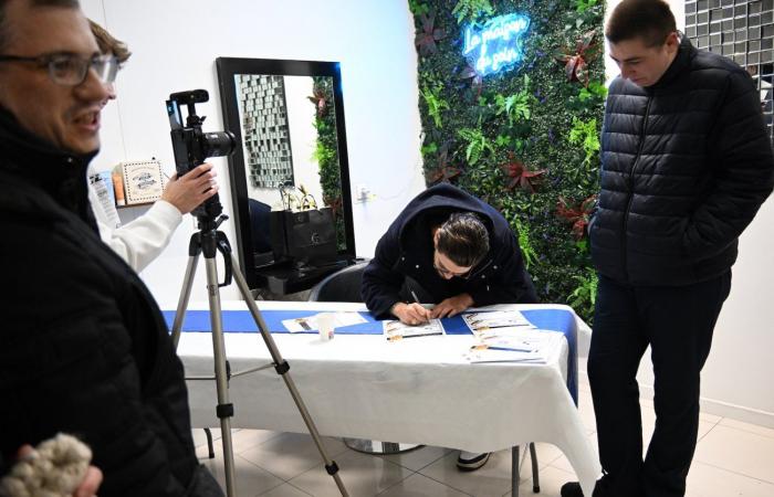 Radieuse, l’acteur Rayane Bensetti a fait briller les yeux de ses fans, à la Maison du Soin