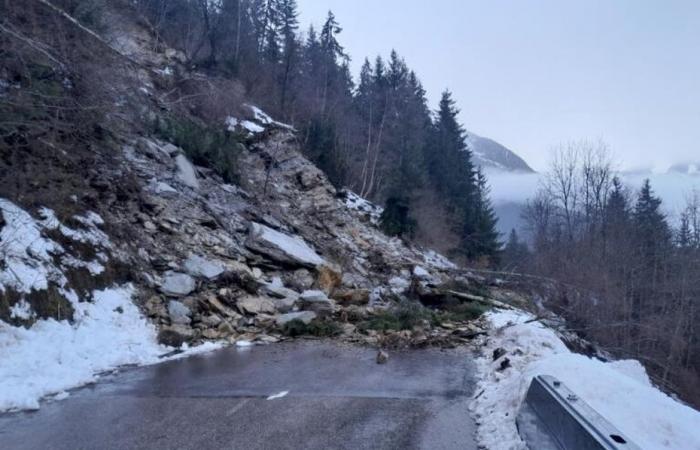 Un important glissement de terrain enterre une route départementale en Savoie, accès interdit pour une durée indéterminée