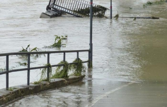 un hôtel sous les eaux, des clients évacués par bateau : Actualités