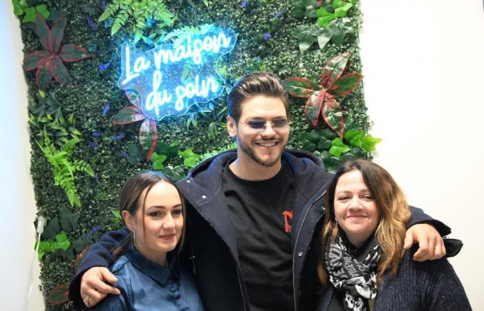 Radieuse, l’acteur Rayane Bensetti a fait briller les yeux de ses fans, à la Maison du Soin