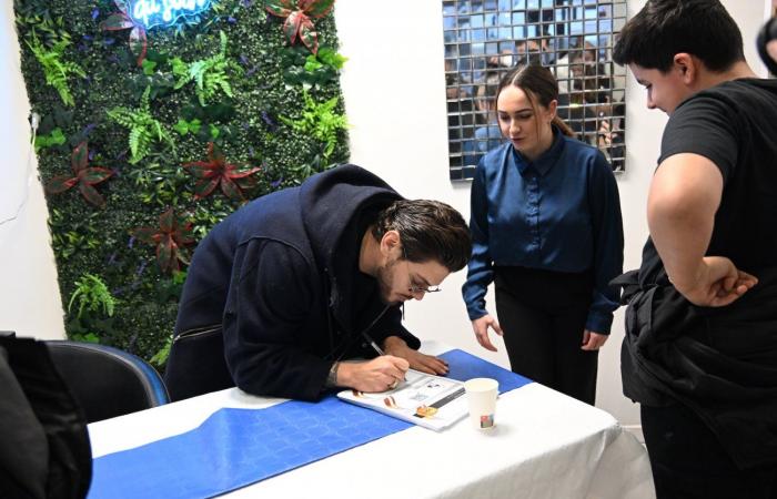 Radieuse, l’acteur Rayane Bensetti a fait briller les yeux de ses fans, à la Maison du Soin