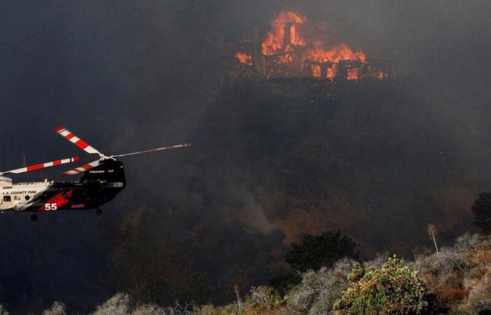 le bilan s’élève à seize morts ; la lutte contre les flammes continue