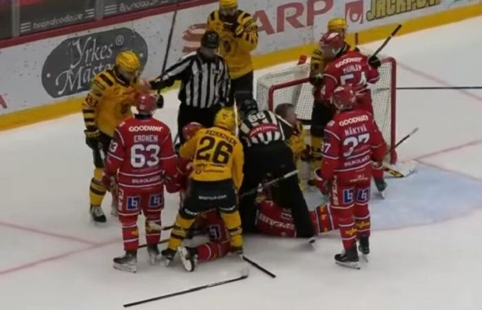 Oliver Kapanen se cogne la tête (sans casque) sur la glace