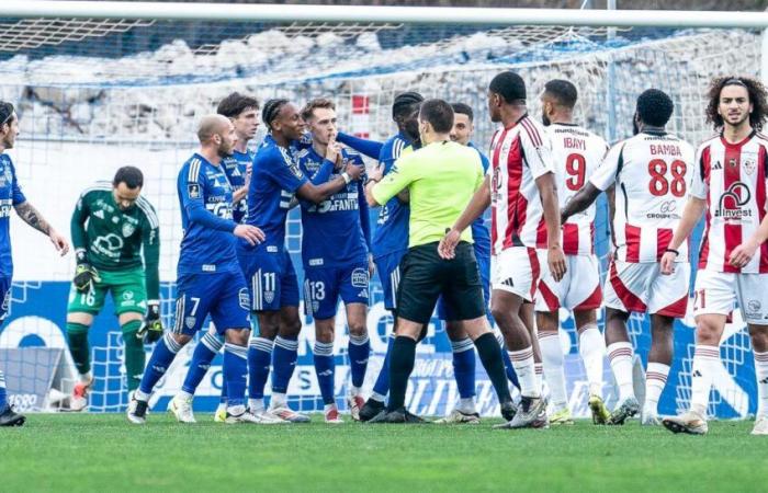 Bastia humilie Ajaccio à dix dans le derby corse