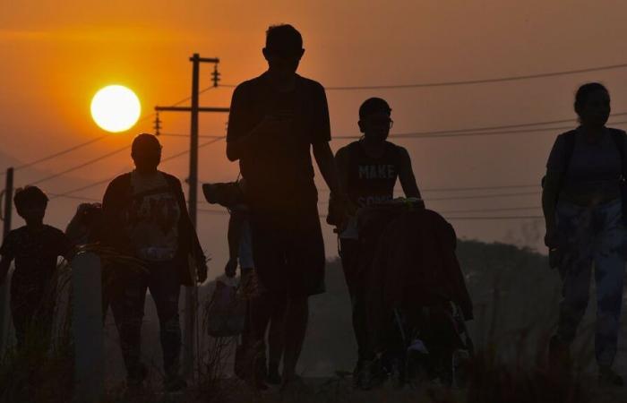 Biden prolonge le séjour de 800 000 migrants, tandis que Trump menace de rentrer