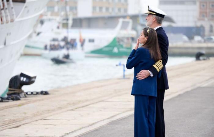 Les adieux émouvants de Letizia et Felipe VI à leur fille Leonor qui passera six mois en mer