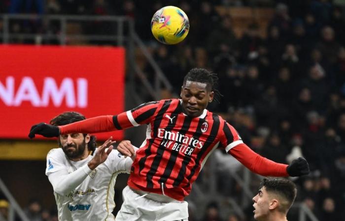 Match de football de Serie A : AC Milan contre Cagliari-Xinhua