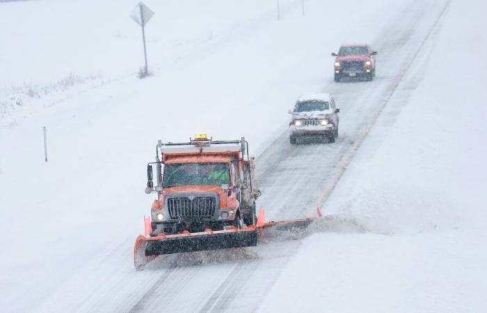 EN VIDÉO | Le pare-brise d’un camion de déménagement fracassé par un énorme morceau de glace