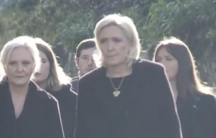 Marine Le Pen, le visage marqué et entourée de ses enfants et de sa sœur Marie-Caroline à son arrivée à l’église