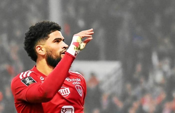 auteur de l’ouverture du score, Mahdi Camara acclame les supporters lyonnais [Vidéo]