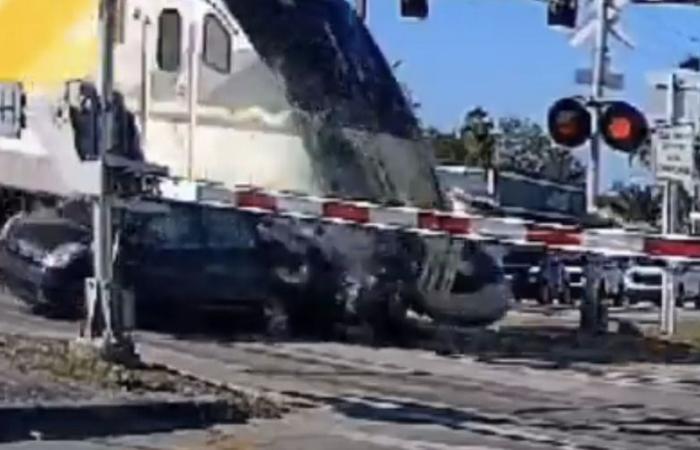 Un train envoie une Prius optimiste dans le décor