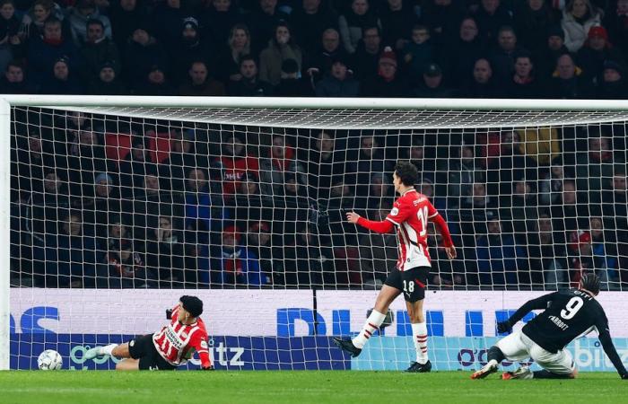 Le leader du PSV échappe à la défaite à domicile contre l’AZ grâce à un penalty discutable