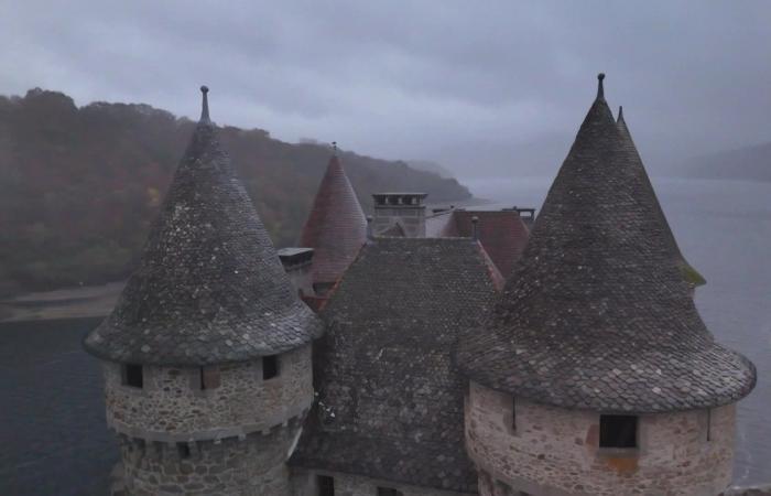 Val, un château de conte de fée posé sur l’eau, joyau du Limousin