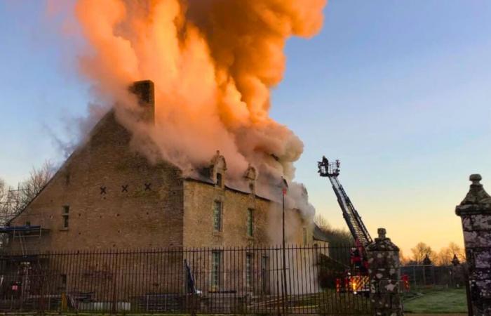 En Bretagne, un incendie ravage cet hôtel particulier classé monument historique, tout juste restauré