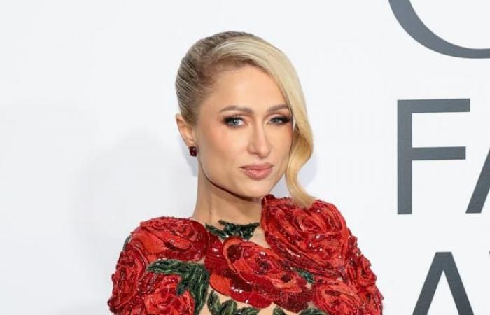 Paris Hilton lance un fonds d’urgence pour soutenir les familles et fait un don de 100 000 $