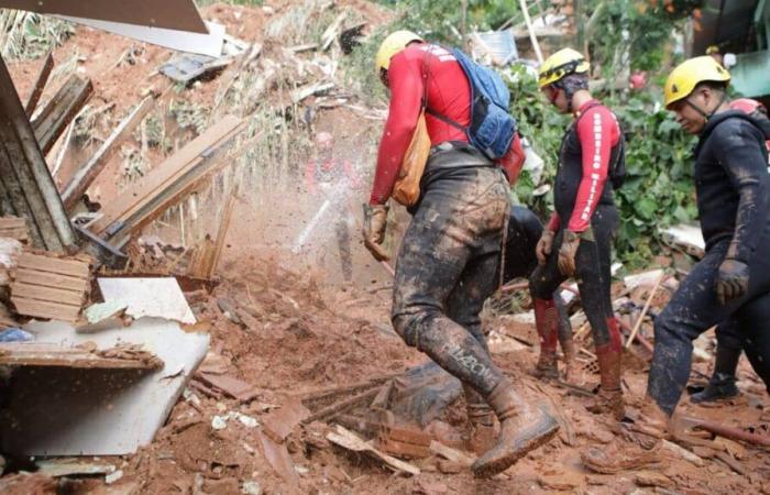 au moins 10 morts dans des glissements de terrain