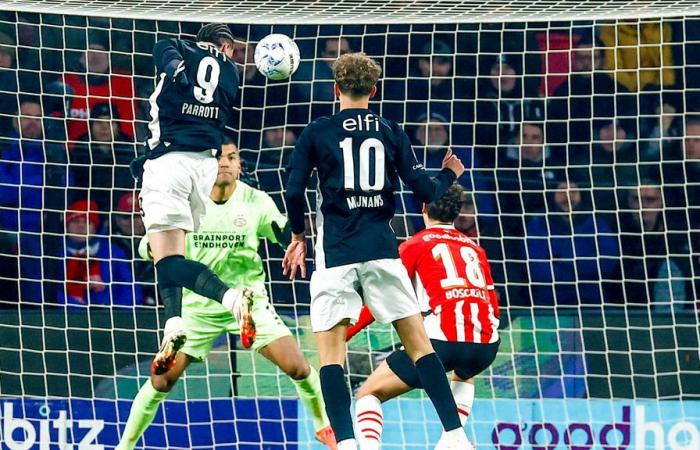 Le leader du PSV échappe à la défaite à domicile contre l’AZ grâce à un penalty discutable