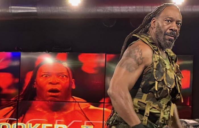 Booker T fait du sale boulot à Zilla Fatu lors de la Battle to the Bell de ROW