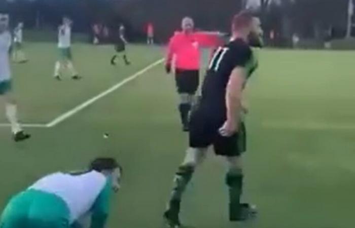 Conor McGregor s’exerce lors d’un match de football local