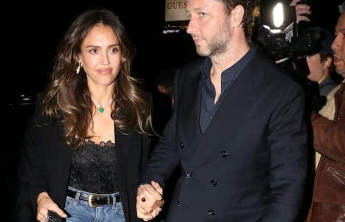 Même en jean, Jessica Alba impose son style élégant