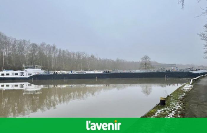 A l’écluse de Mornimont, une barge traversant la Sambre bloque la circulation fluviale