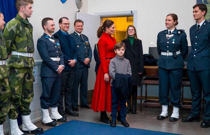 Un garde royal empalé par sa baïonnette devant le palais royal de Stockholm