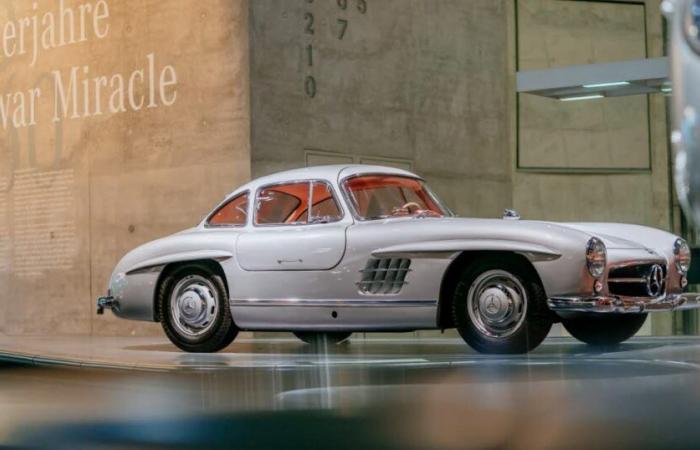 Nostalgie automobile. 1954, la Mercedes-Benz 300 SL déploie ses ailes et devient une icône