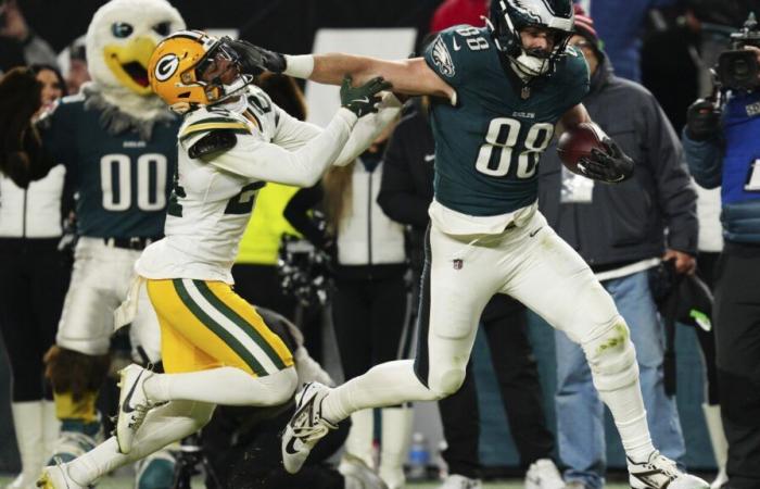 Hurts lance 2 passes TD et Goedert lance 3 bras raides pour mener les Eagles devant les Packers 22-10