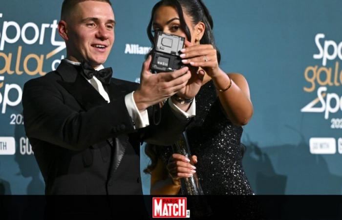 Remco Evenepoel pose après avoir remporté le prix du sportif de l’année 2024