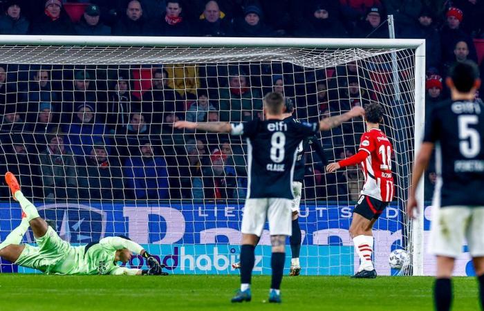 Le leader du PSV échappe à la défaite à domicile contre l’AZ grâce à un penalty discutable