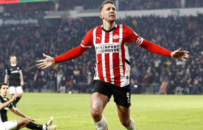 Le leader du PSV échappe à la défaite à domicile contre l’AZ grâce à un penalty discutable