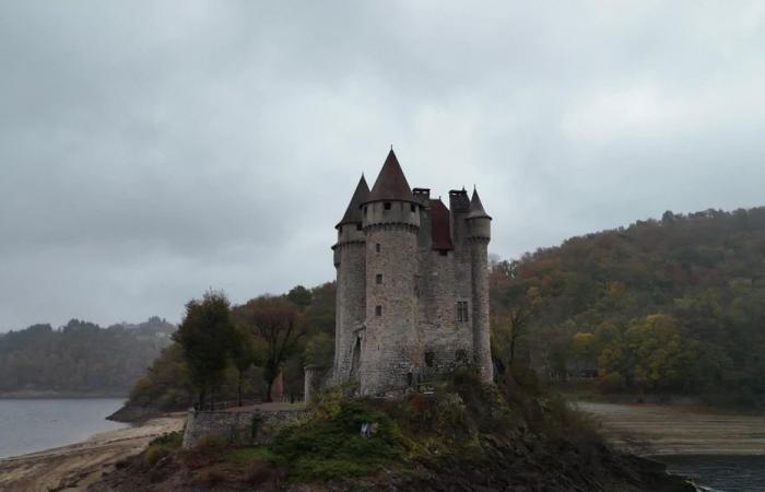 Val, un château de conte de fée posé sur l’eau, joyau du Limousin