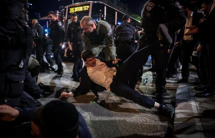 Les manifestants convoquent les négociateurs pour trouver un accord