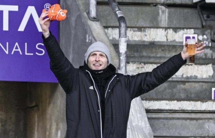 EN IMAGES. Ritchie De Laet se mêle aux supporters anversois et prend la (première) place dans la section visiteurs pour le derby contre le Beerschot