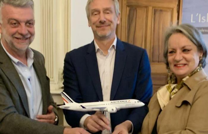 L’Isle-sur-la-Sorgue. Remise officielle à la mairie de la maquette de l’Airbus A220, baptisée « L’Isle-sur-la-Sorgue »