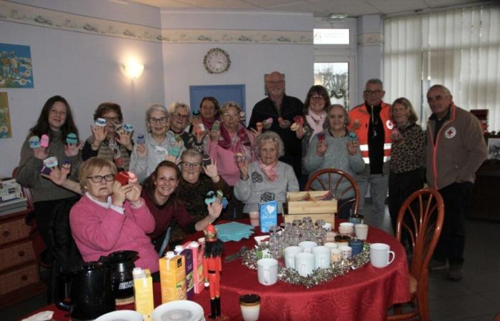 chapeaux, écharpes et bandeaux confectionnés par des tricoteuses pour la bonne cause