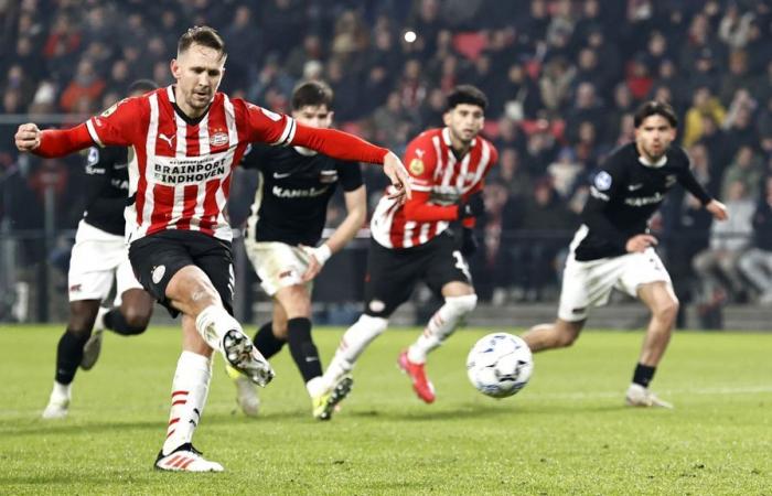 Le leader du PSV échappe à la défaite à domicile contre l’AZ grâce à un penalty discutable