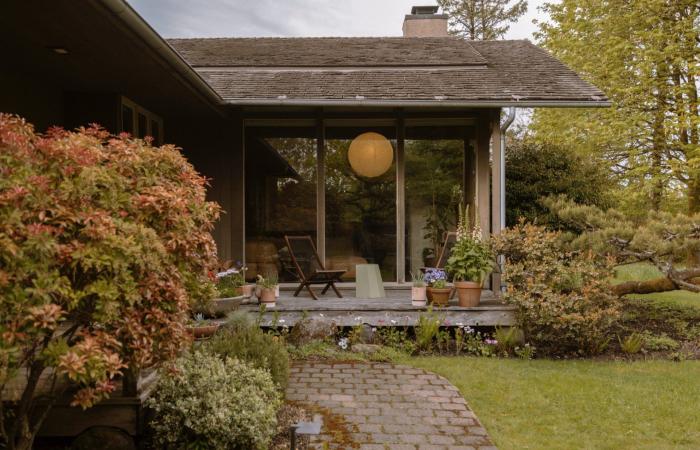 Une splendide maison d’architecte en bois entourée de verdure à Portland