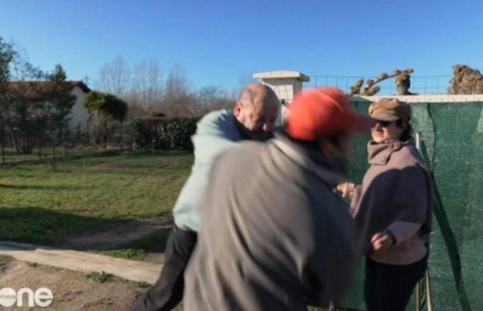 un homme donne un violent coup de tête à son voisin, le journaliste contraint d’intervenir