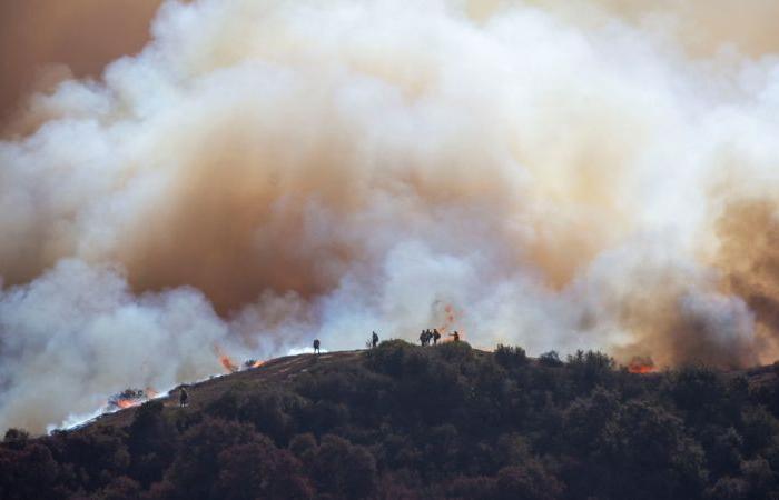 Les incendies de forêt à Los Angeles et les vents de Santa Ana déclenchent des avertissements alors que les incendies de Palisades et d’Eaton brûlent