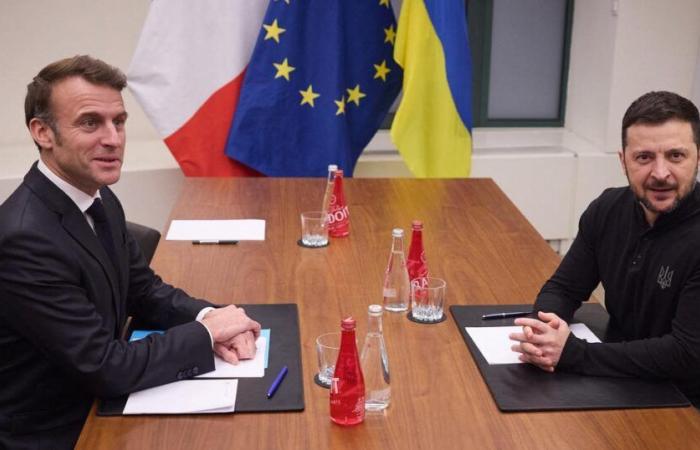 Volodymyr Zelensky dit avoir discuté avec Emmanuel Macron du « déploiement de contingents étrangers »