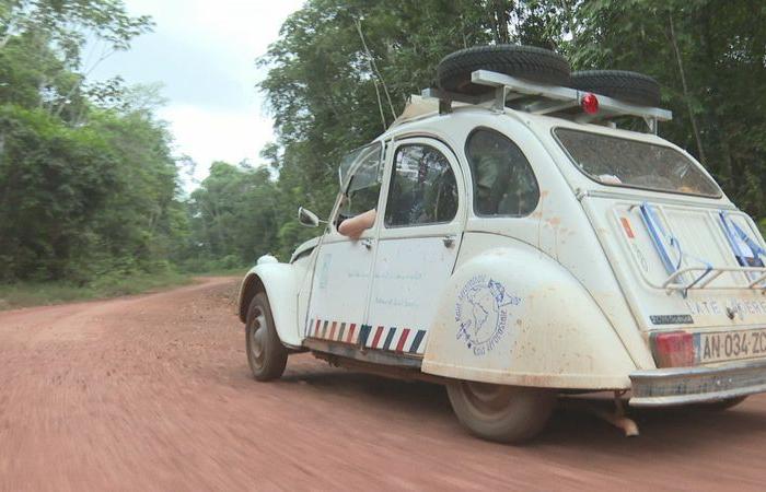 La famille Maloux quitte Cayenne pour traverser l’Amérique du Sud en 2CV sur les traces de l’avion.