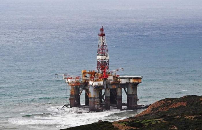 Une plateforme pétrolière échouée sur une plage du nord de la Tunisie