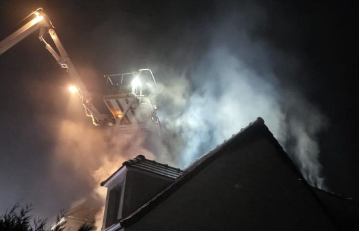 Le toit d’une maison prend feu dans l’Oise, les pompiers limitent les dégâts