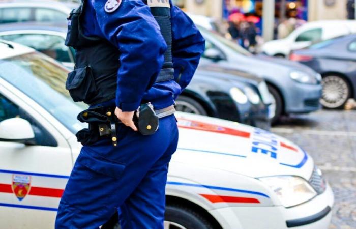 Un policier poursuivi pour avoir battu à mort un homme menotté