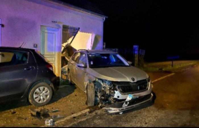 heurtée par un conducteur ivre, la voiture démolit le mur d’une maison