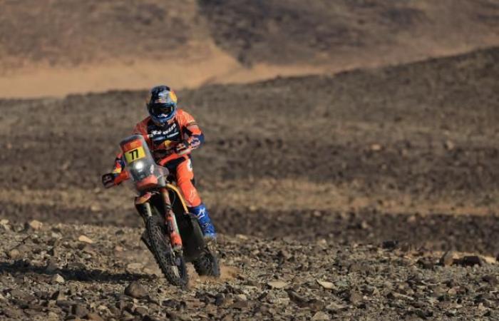 Luciano Benavides vainqueur de la 8ème étape moto du Dakar 2025 devant Adrien Van Beveren