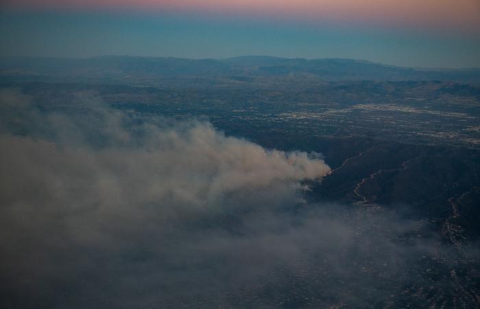 Faire à nouveau état des incendies de forêt à travers le chagrin, la communauté et le scepticisme